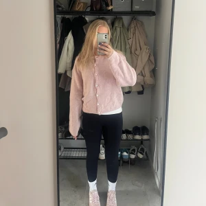 Ljusrosa kofta med knappar - Supermysig ljusrosa kofta från Gina Tricot med knappar framtill. I storlek xs, endast använd ett fåtal gånger så i mycket bra skick