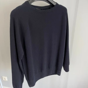 Mörkblå Tröja från Oscar Jacobson - Snygg mörkblå tröja från Oscar Jacobson. Aldrig använd.