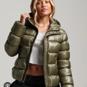 Olivgrön jacka - Säljer min superdry jacka som är helt slutsåld. Den kom inte till användning förra vintern och den bör därför få en ny ägare. Använd men i väldigt fint skick utan defekter. Nypris 1500kr, skriv för mer bilder💕
