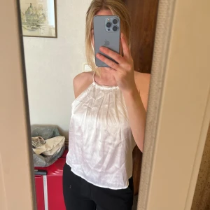 Halternecktopp  - Söt halternecktopp i satin🤍