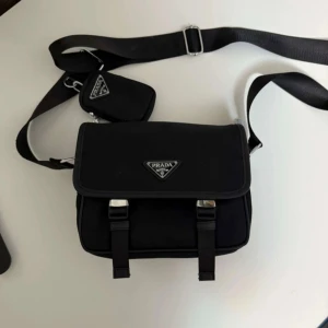 Prada väska - Tjena! Säljer denna väska då den aldrig blivit använd😅 Där av är skicket som ny på den!