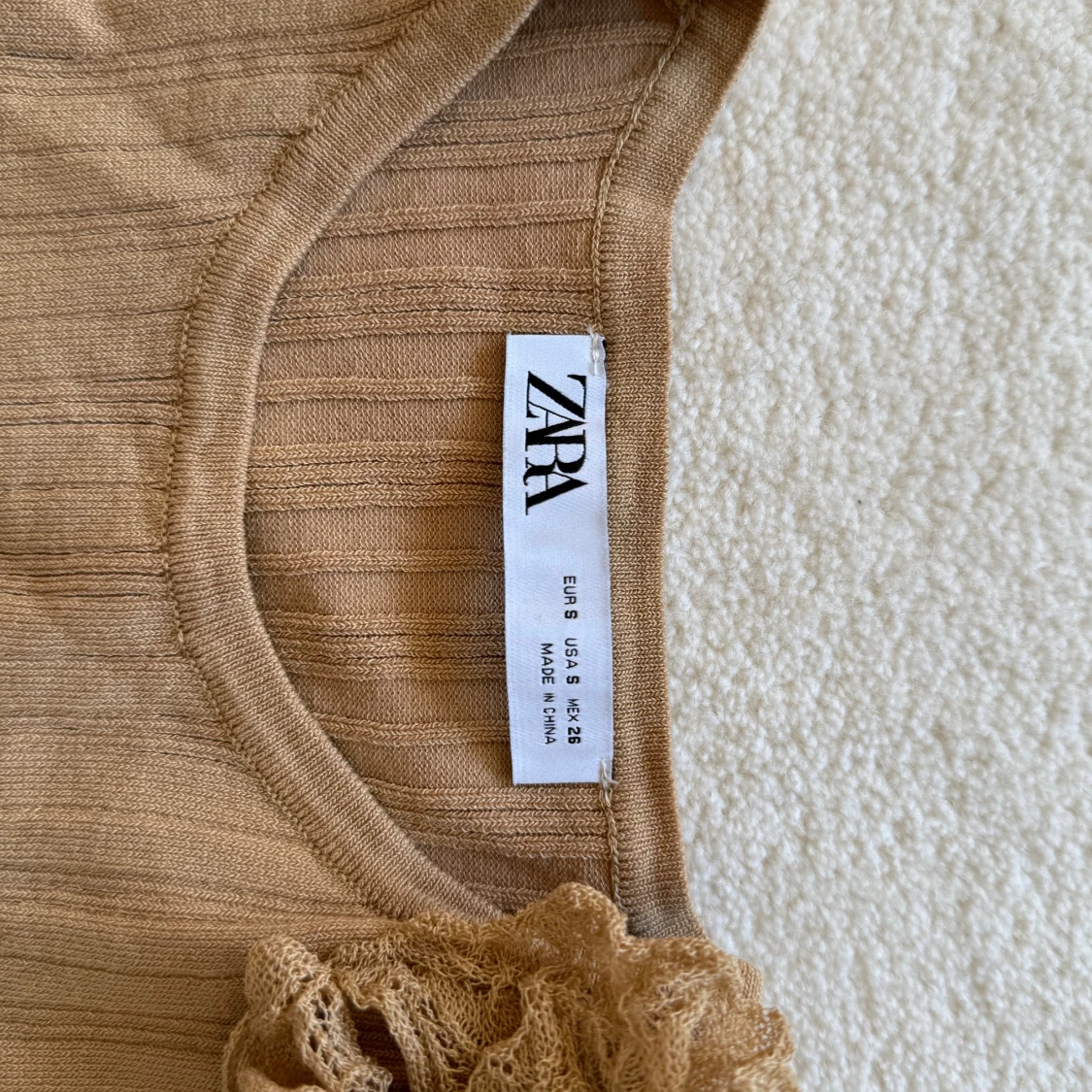 Beige kortklänning med volang från Zara - 1