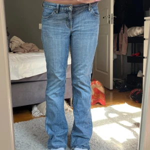 Lågmidjade jeans - Vintage jeans från märket Esprit de corp. Midjemåttet är 43cm rakt över och innerbenslängden 80cm