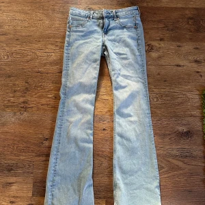 Ljusblå bootcut jeans!! 💞🫶🏼 - Snygga lågmidjade jeans! Oanvända och sitter perfekt!! 💞😊🫶🏼