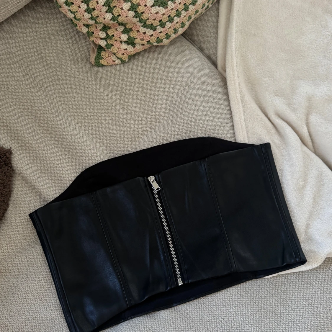 Svart skinnkorsett från Gina Tricot - 1