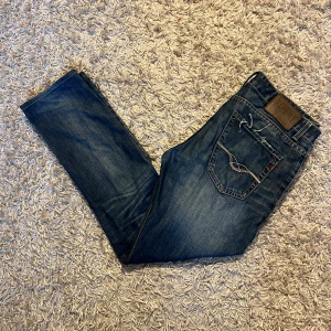 Replay jeans steiaght fit herr blå - Feta replay jeans med snygga detaljer. Sitter straight, w32 L32