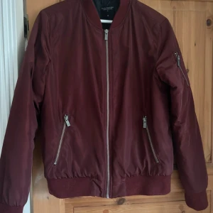 Vinröd bomberjacka  - As snygg bomberjacka i storlek S. Bra skick och superskönt material! Öppen för förhandling