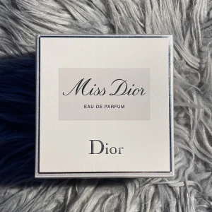 Miss Dior Eau de Parfum 100ml - Miss Dior Eau de Parfum från Dior, 100 ml. Tillverkad i Frankrike. Ingredienser inkluderar alkohol, parfym, vatten, benzyl salicylate, citronellol, geraniol, coumarin, och flera andra. En ikonisk doft i snygg förpackning – perfekt för dig som vill sticka ut.