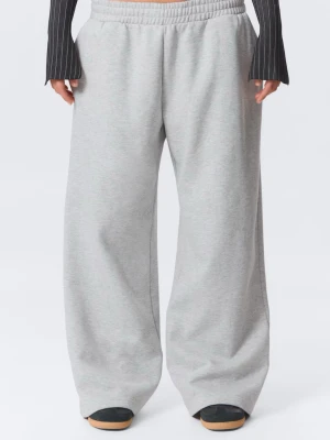 Intressekoll! - Intressekoll ett par grå mjukisbyxor med baggy passform från Weekday . Perfekta för chill dagar eller när du vill vara extra bekväm. Dem är helt nya bara testade men lapparna är borttagna, Köpta för 499 och skriv prisförslag om ni är intresserade så accepterar jag det jag tycker är rimligt❤️minsta pris jag accepterar är 430. Midjemått 80 cm men kan enkelt göras mindre eftersom de har snören på insidan, innerbenslängden är 80 cm så de skulle  nog kunna passa någon från 165 cm till 175 cm☺️