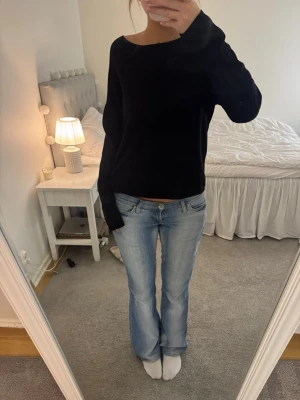 Fin tröja med dragkedja  - Snygg tröja från Zara med dragkedja baktill. Den har ett hål uppe på axeln men syns knappt