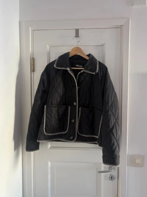 Quiltad jacka - En jättefin quiltad jacka från märket Pieces i storlek S. Den är lite större i storleken och det finns även ett fåtal tecken på användning. Pris kan diskuteras!💕