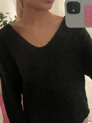 Svart stickad tröja med v-ringning - Mysig svart/mörkgrå stickad tröja med djup v-ringad hals och långärmade ärmar. Jättemysig och härlig! Från veromoda, storlek xs! 💘som ny!