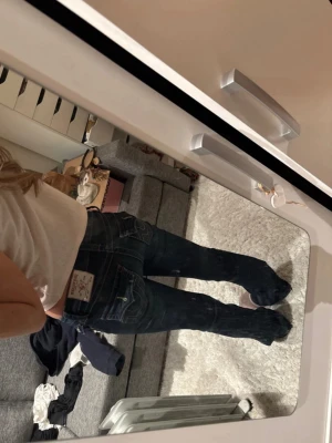 True religion jeans -marinblå - Säljer nu mina favvo byxor från Ture religion i modellen becca som tyvärr blivit för små. 💔Säljer då ja tänkt köpa ett par nya i en större storlek. Så så snygga!🙌🏼 Jeansen är perfekta i längden på mig som är ungefär 164 (och har rätt långa ben), och har inga som helst defekter, som nya, trots att de använts väl.  Strl: W24 Jag har vanligtvis xs/34 i jeans, o skulle säga att dessa är xs möjligtvis xxs. Köpta för 1 299kr  Skriv gärna till mig vid frågor!💕