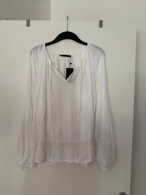 Blus vit  - Storlek XL. Aldrig använd. 