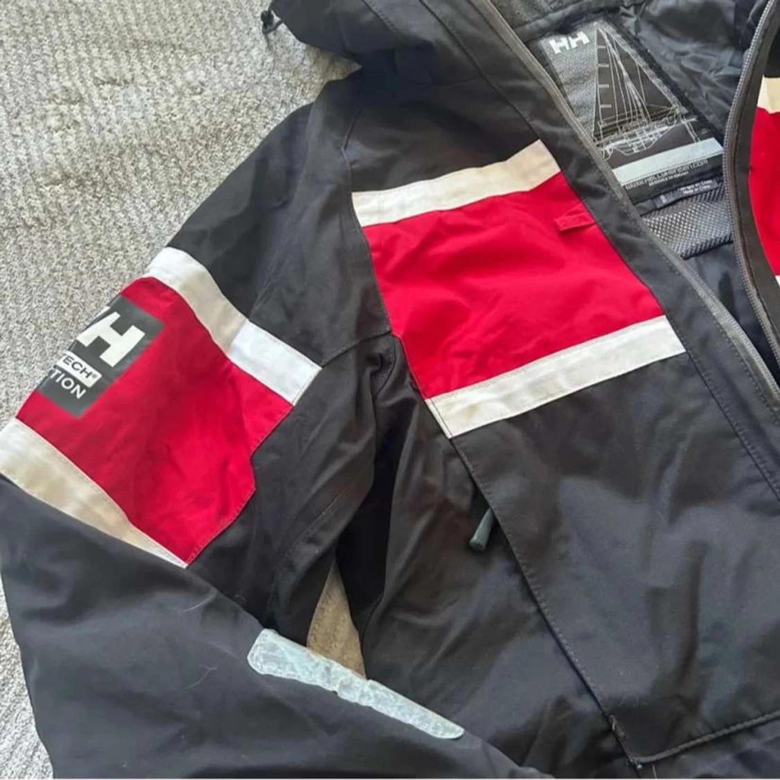 Svart och röd Seglarjacka från Helly Hansen - 90