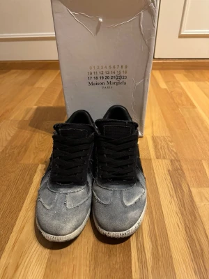 Maison Margiela sneakers - Maison Margiela sneakers med unik design i svart. Skorna har råa kanter, svarta snören och rund tå.  Perfekta för dig som gillar statement-plagg och streetstyle. Pris går att diskutera🙌