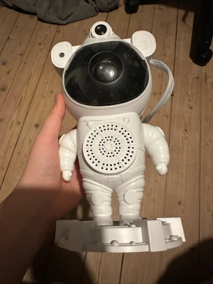 Astrunat lampa/högtalare - Säljer en astronaut högtalare/lampa har används fem gånger och fungerar jätte bra. 