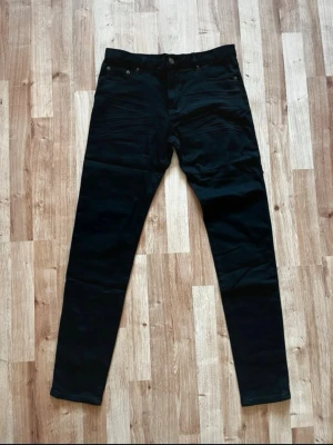 Saint Laurent Paris Jeans Hedi Slimane - Säljer ett par Svarta jeans från Saint Laurent Paris, modell D02 M/SK-LW. Hedi era. Säljer dessa då dom är För stora för mig. Lägg bud om du är intresserad