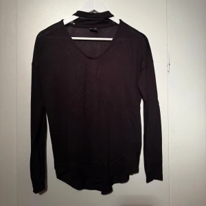 Svart långärmad tröja - Långärmad tröja med choker från ginatricot. Storlek xs använd en gång