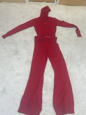 Röd stickad set från Nelly - Är som ny har använt fåtal gånger