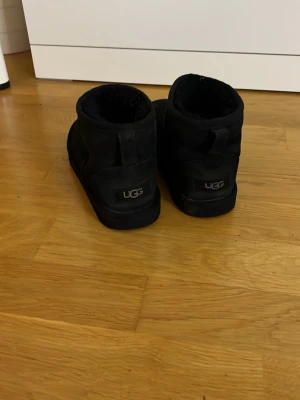 Svarta UGG boots i mocka - Ett par klassiska svarta UGG boots för barn.