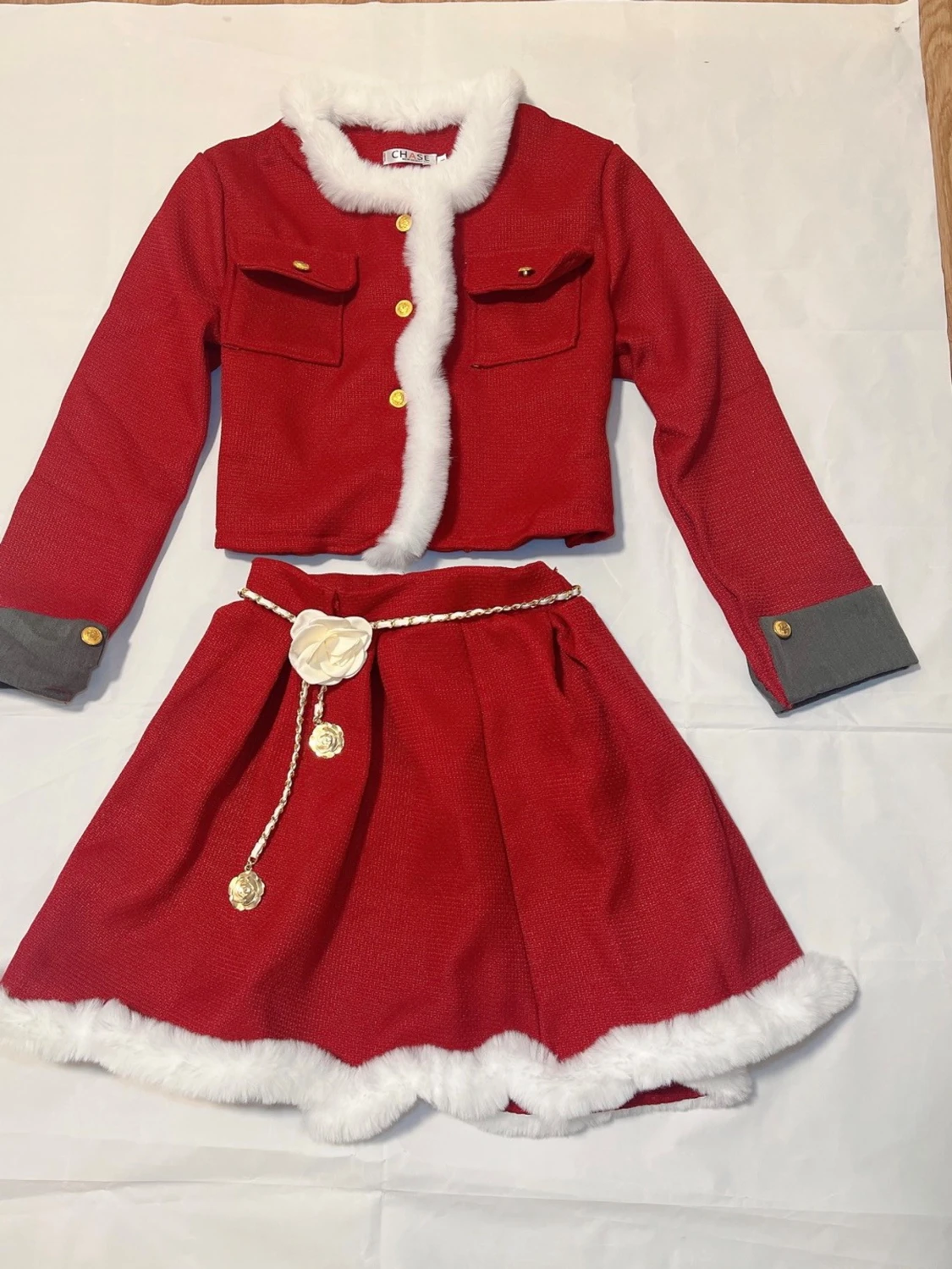 set 2st vinröd jacka  med vit fuskpäls och kjol med bälte midja kedja 