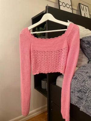 Rosa stickad tröja - Rosa stickad tröja med detaljer från Chiquelle. Använd en gång