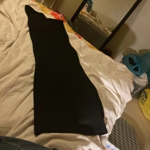 Svart ribbad långkjol från SHEIN - Säljer en svart långkjol från SHEIN i storlek S. Kjolen är ribbad och har en smal, kroppsnära passform som ger en clean och stilren look. Perfekt att matcha med en crop top eller hoodie för en chill vibe.stretchig.