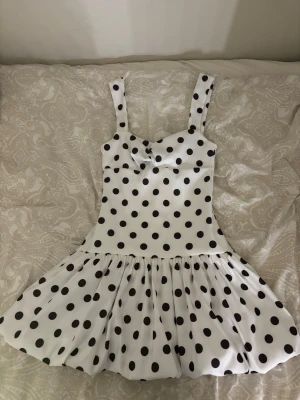 Prickig Zara klänning - Säljer denna söta trendiga klänningen ifrån Zara. Helt ny med prislapp kvar💕🩷