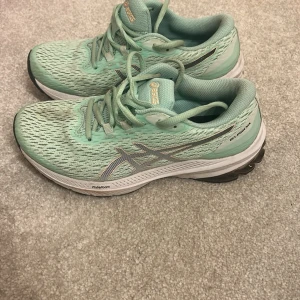 Asics löparskor - Asics skor i bra skick, endast använda några gånger. Storlek 38