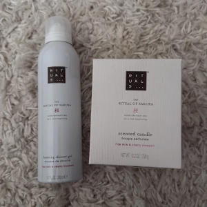 Rituals The Ritual of Sakura duschgel & doftljus - Foaming shower gel & doftljus från Rituals med doft av ris-mjölk och körsbärsblom. Fick i julklapp för några dagar sedan och inte använt, vill sälja vidare då jag inte riktigt använder Rituals. Kostar egentligen 400kr sammanlagt