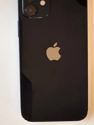 iPhone 12 -  Svart  iPhone 12 med dubbla kameror och elegant design. Telefonen är i gott skick med endast mindre spår av användning i hörnen. Fungerar precis som ny trots lite små repor i skärmen. Priser kan diskuteras 