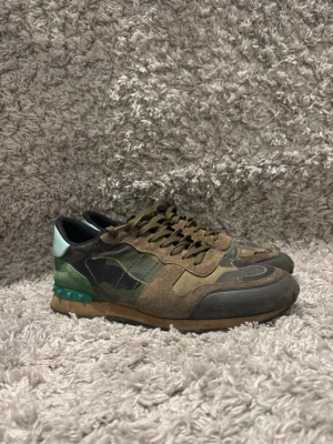 Valentino Rock Runners - Säljer ett par lite schysstare Valentino Rockrunners i storlek 43 , riktigt bra skick passar bra nu under vintern. Helt äkta har papper som visar, vilket jag fick när jag köpte dem och betalade för artikel verifiering. Priset är inte hugget i en sten!