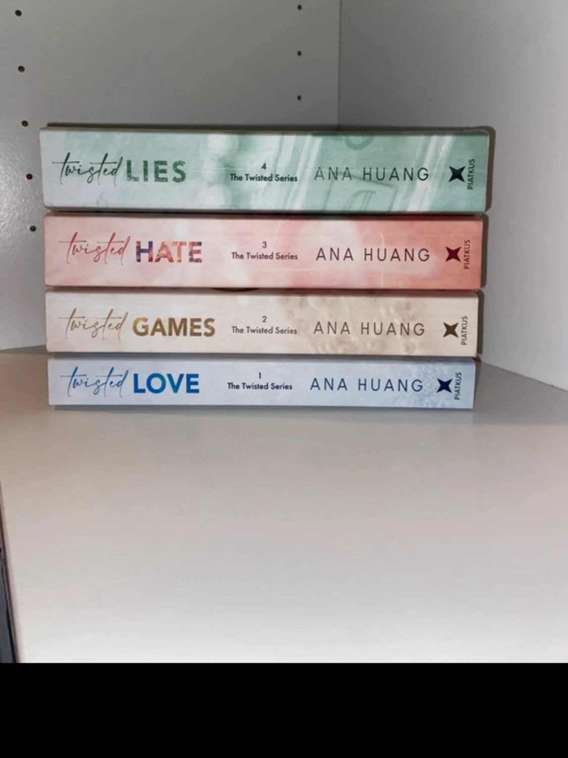 Twisted-serien (Love, Games, Hate, Lies) - 1