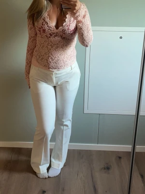 Vita lågmidjade kostymbyxor - Snygga vita kostymbyxor från Bikbok i modellen Vera low waist regular. Byxorna är i ett bra sick. 