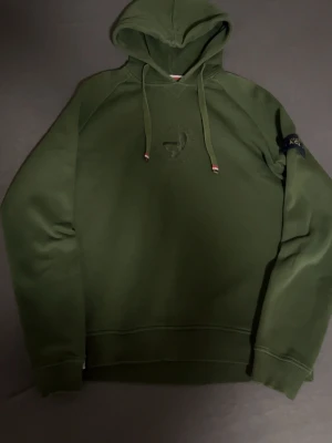 Mörkgrön whos ace hoodie - har haft på mig den ett fåtal hånger men den är annats i bra skick