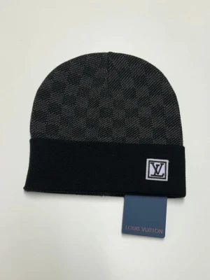 Mössa LV - Säljer en mössa helt ny. Storlek One Size. Snabb frakt 