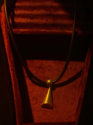 Unikt halsband - Ett snyggt halsband med smycke!