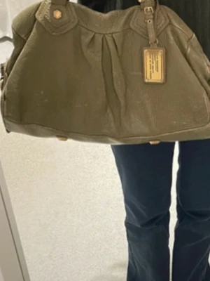 SÖKER!! - söker marc jacobs väska, helst i baby groove modellen. skriv jätte gärna till mig om ni säljer. söker specifikt en grön/brun med guld detaljer!!!! okej med lite slitage eller defekter
