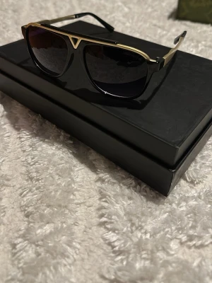 Solglasögon  - Helt nya , skriv för mer bilder 