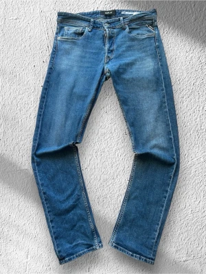 Blåa Replay Grover Jeans Storlek W33 L32 - Klassiska Replay Grover jeans i blå tvätt. Jeansen är i mycket bra skick och sparsamt använda. Grover är regular fit! |   |Storlek: W33/L32 (normal i storleken) | Skick: Mycket bra skick! | Färg: Blå | Märke: Replay | Modell: Grover |  Hör gärna av dig vid frågor så svarar jag så fort jag kan! 😁 |  