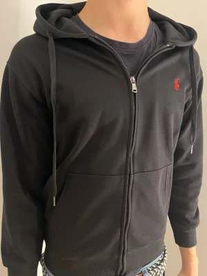 Svart Ralph luaren hoodie  - Svart Ralphluaren hoodie med röd logga i S. Knappt använd priset är inte huggit i sten vid snabb affär.
