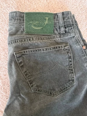 Jacob Cohen Jeans - Säljer ett par Jacob Cohen Jeans i mycket gott skick! Storlek 32. 💸 Nypris: ca 7000 kr 🚚 Snabb frakt! Skickas inom 1–2 dagar ✅ Inga fläckar, hål eller synliga tecken på slitage.   💬 Skriv gärna vid frågor – jag svarar snabbt!