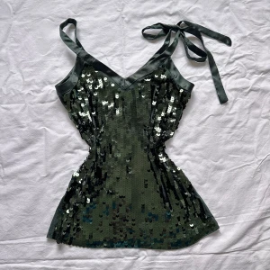 Topp - Festlig grön paljett topp. Vid köp av flera varor får du rabatt 💛