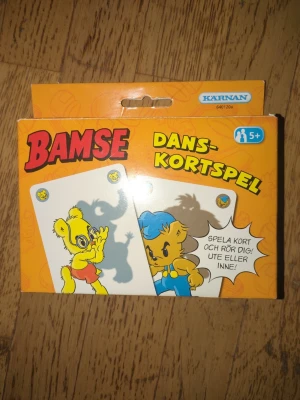 Bamse kortspel - Bilden visar ett Bamse dans-kortspel från Kärnan, men ingen väst finns med på bilden.