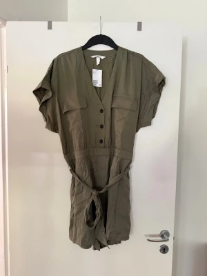 Jumpsuit / playsuit  - Storlek 46, liten i storlek. Aldrig använd. 
