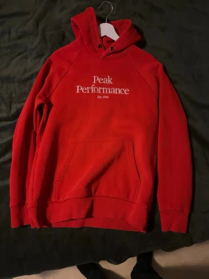 Peak performance Original hoodie - Peak performance hoodie herr Stl M i väldigt bra skick. Väl omhändertagen och aldrig torktumlad. Inga skador, inga fläckar eller andra defekter.