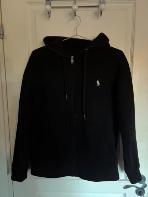 Polo Ralph lauren ziphoodie - Fick i present för några år sedan! Har inte använt den så mycket sen dess. Fortfarande 10/10 skick.