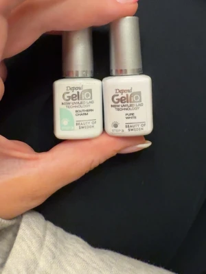 Depend GeliQ lack💞 - Oanvända!!🙌 Två Depend GeliQ UV-lack, en i färgen Southern Charm som är mintgrön och en i Pure White som är vit🩷🩷