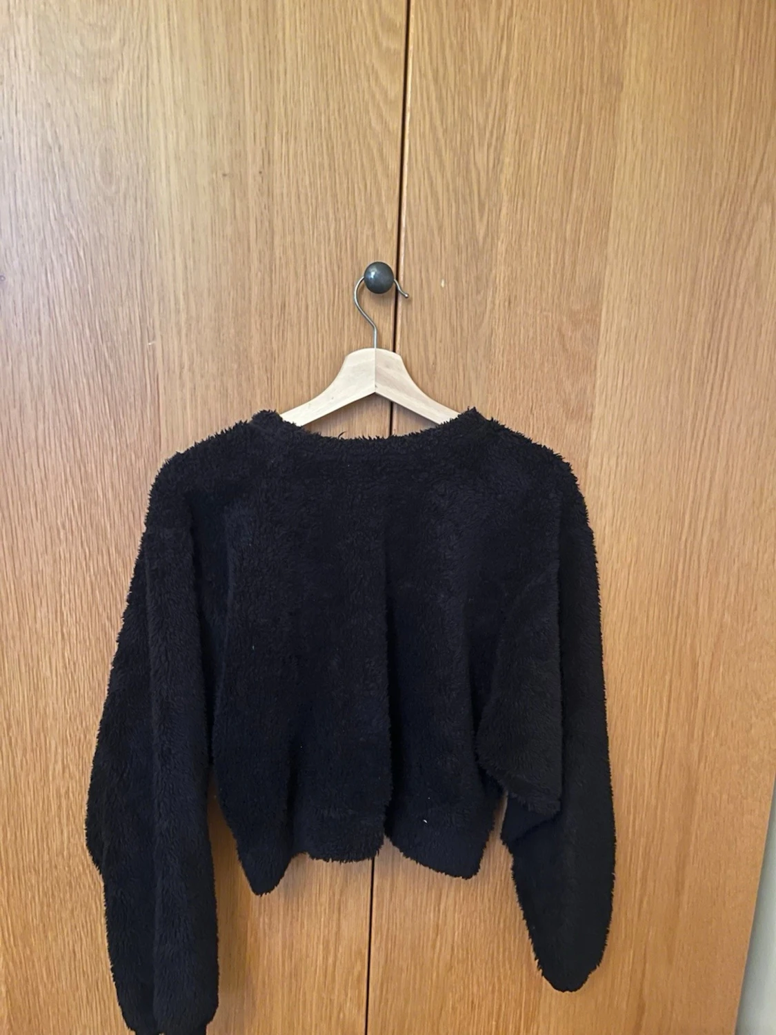 Svart fluffig croppad tröja i teddy-material - 1